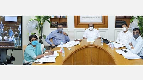 கோவிட் தொற்று காரணமாக கடும் நிதிச்சுமை; ஜிஎஸ்டி நிலுவைத்தொகை ரூ.4,321 கோடியை ஒரே தவணையில் வழங்க வேண்டும்: அமைச்சர் ஜெயக்குமார் வலியுறுத்தல்