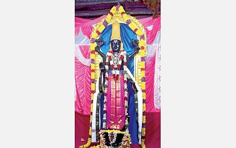 காஞ்சிபுரம் பொய்யாமுடி விநாயகர் கோயிலில் வைக்கப்பட்டுள்ள அத்தி வரதர் மாதிரி சிலை.