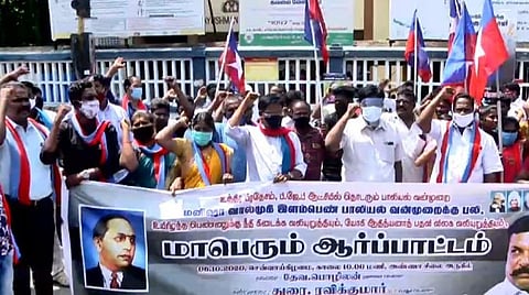 புதுச்சேரி அண்ணா சிலை அருகே விடுதலைச் சிறுத்தைகள் கட்சி பொதுச் செயலாளர் ரவிக்குமார் எம்.பி. தலைமையில் இன்று நடைபெற்ற ஆர்ப்பாட்டம்.