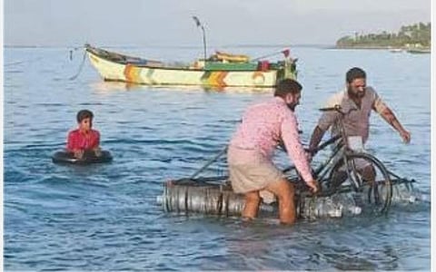 கீழக்கரை கடலில் மிதவை சைக்கிளை மிதக்கவிட்டு சோதனை செய்த நசுருதீன் சகோதரர்கள்.