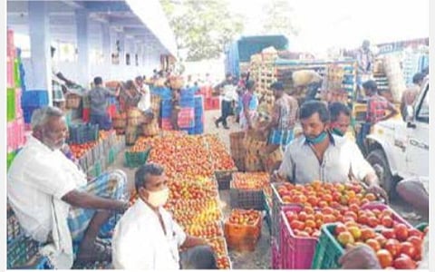 தருமபுரி மாவட்டம் பாலக்கோடு தக்காளி மண்டிக்கு நேற்று ஏல விற்பனைக்கு வந்த தக்காளிப்பழங்கள்.