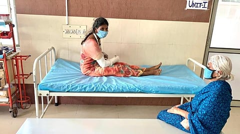 உள்நோயாளிகளுடன் இருப்பவர்கள் அமர்ந்துகொள்ளவும், உறங்கவும் வசதியாக வடிவமைக்கப்பட்டுள்ள கட்டில்.