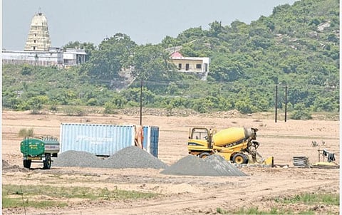தடுப்பணை பணிகள் தொடங்கி தற்காலிகமாக நிறுத்தி வைக்கப்பட்டுள்ள பழையசீவரம் பகுதி.படம்: எம்.முத்துகணேஷ்.