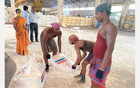 தூத்துக்குடி வஉசி துறைமுகத்துக்கு கப்பல் மூலம் வந்த யூரியா உரத்தை பேக்கிங் செய்யும் பணியை வேளாண்மை அதிகாரிகள் பார்வையிட்டனர்.