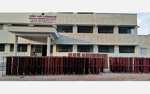 தேவிகாபுரம் அரசு பெண்கள் உயர்நிலை பள்ளியில் உள்ள தளவாட பொருட்களை சுத்தம் செய்யும் பணி மேற்கொள்ளப்பட்டுள்ளது.