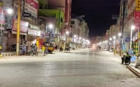 இந்து தமிழ் ஆன்லைன் செய்தி எதிரொலி: தீபாவளி பண்டிகை வர்த்தகத்திற்காக மாசி வீதிகளில் ஸ்மார்ட் சிட்டி பணிகள் 15-ம் தேதி முதல் ஒரு மாதம் நிறுத்தம்-வியாபாரிகள், பொதுமக்கள் மகிழ்ச்சி
