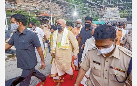 ஆந்திர மாநிலம் விஜயவாடாவில் உள்ள கனக துர்கை அம்மன் கோயிலில் நேற்று சாமி தரிசனம் செய்துவிட்டு வெளியே வந்தார் ஆர்எஸ்எஸ் தலைவர் மோகன் பாகவத். படம்: பிடிஐ