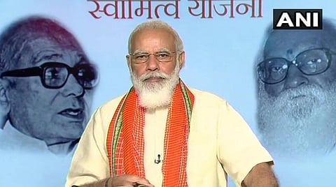 ஸ்வாமித்வா திட்டத்தின் கீழ் உரிமையாளர்களுக்குச் சொத்து அட்டைகளை வழங்கும் தி்ட்டத்தை பிரதமர் மோடி தொடங்கி வைத்த காட்சி: படம் | ஏஎன்ஐ.