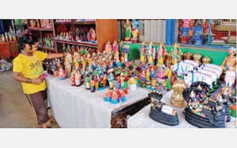 நவராத்திரி விழாவை முன்னிட்டு மானாமதுரையில் கொலு பொம்மை தயாரிப்பு பணி மும்முரம்