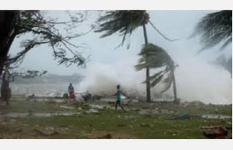 காற்றழுத்தத் தாழ்வு மண்டலம் வலுப்பெற்று காக்கிநாடா அருகே நாளை கரையைக் கடக்கும்: வானிலை ஆய்வு மையம் தகவல்