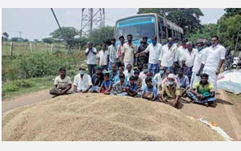 3 நாட்களாக கொள்முதல் செய்யாததால் நெல்லை சாலையில் கொட்டி மறியல்: தஞ்சாவூர் அருகே தென்னங்குடியில் விவசாயிகள் போராட்டம்