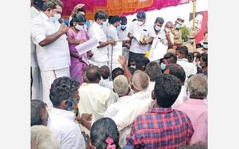 புதுக்கோட்டை அருகே எ.குளவாய்ப்பட்டியில் நடைபெற்ற நடமாடும் ரேஷன் கடை தொடக்க விழா முடிந்த கையோடு மாற்றுக் கட்சியில் இருந்து அதிமுகவில் இணைவோருக்கு வேட்டி வழங்குகிறார் மாநில மக்கள் நல்வாழ்வுத் துறை அமைச்சர் சி.விஜயபாஸ்கர்.