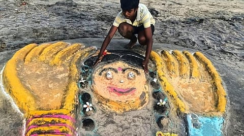 உலக பெண் குழந்தைகள் தினத்தை முன்னிட்டு ஏர்வாடி கடற்கரையில் மணல் சிற்பம் வரைந்த அரசுப் பள்ளி மாணவர்