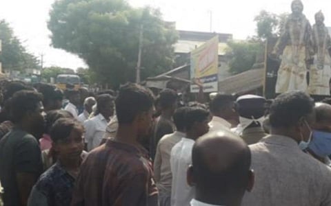 கொலையாளிகளை கைது செய்ய வலியுறுத்தி மறியலில் ஈடுபட்ட பொதுமக்கள்