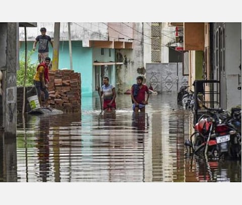 தெலங்கானாவில் கனமழை; காம்பவுண்டு சுவர் இடிந்து 10 வீடுகள் மீது விழுந்தது: 2 மாத குழந்தை உட்பட 10 பேர் பலி