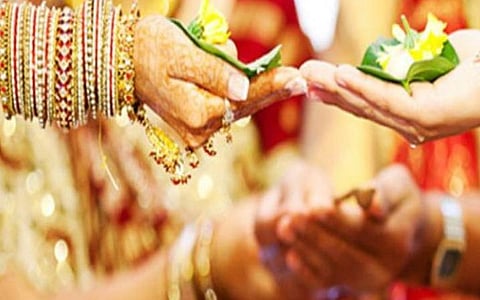 சாதி மறுப்பு திருமணம் செய்வோருக்கு பாதுகாப்பு: அரசிடம் முறையிட உயர் நீதிமன்றம் உத்தரவு