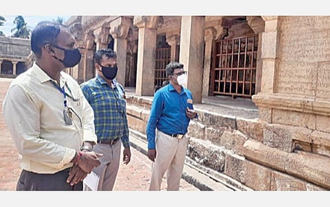 தஞ்சாவூர் பெரிய கோயிலில் நேற்று ஆய்வு மேற்கொண்ட திருச்சி வட்ட தொல்லியல் கண்காணிப்பாளர் த.அருண்ராஜ் (இடது ஓரம்). படம்: வி.சுந்தர்ராஜ்