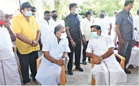 எடப்பாடியை அடுத்த சிலுவம்பாளையத்தில் முதல்வர் பழனிசாமியை சந்தித்த தமாகா தலைவர் ஜி.கே.வாசன் ஆறுதல் கூறினார்.