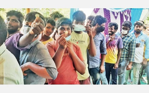 தருமபுரி மாவட்டம் இண்டூரில் ஓட்டலில் சிக்கன் பிரியாணி வாங்குவதற்காக 10 பைசாவுடன் குவிந்த அசைவப் பிரியர்கள்.