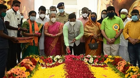 கலாம் நினைவிடத்தில் அஞ்சலி செலுத்தும் ராமநாதபுரம் மாவட்ட ஆட்சியர் கொ. வீர ராகவ ராவ் | படங்கள்; எல். பாலச்சந்தர்