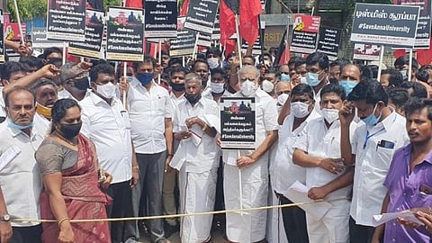 ரெட்டியார்சத்திரம் அருகேயுள்ள அண்ணா பல்கலை பொறியியல் கல்லூரி முன்பு ஆர்ப்பாட்டம் நடத்திய திமுக மாநில துணைப்பொதுச்செயலாளர் ஐ.பெரியசாமி.
