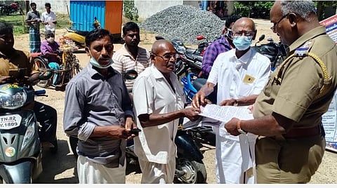 குஷ்பு மீது புகார் அளிக்கும் மாற்றுத் திறனாளிகள் சங்கத்தினர்