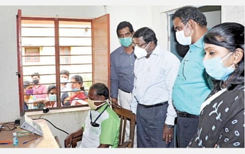 காஞ்சிபுரம் வீட்டுவசதி வாரியக் குடியிருப்பில் உள்ள நியாயவிலைக் கடையில்காஞ்சிபுரம் மாவட்ட கண்காணிப்பு அலுவலர் இல.சுப்பிரமணியன், மாவட்ட ஆட்சியர் பொன்னையா ஆய்வு செய்கின்றனர்.