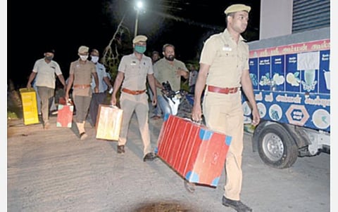 வேலூர் மண்டல மாசு கட்டுப்பாட்டு வாரிய பொறியாளர் பன்னீர்செல்வம் வீட்டில் பறிமுதல் செய்யப்பட்ட பணம், தங்க நகைகள், வெள்ளி பொருட்கள், சொத்து ஆவணங்களை ட்ரங்க் பெட்டியில் வைத்து எடுத்துச் செல்லும் லஞ்ச ஒழிப்புத் துறை போலீஸார்.