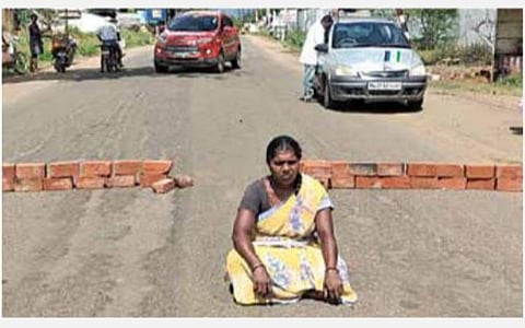கஞ்சா விற்பதை தடுக்க வலியுறுத்தி ராஜபாளையத்தில் பெண் சாலை மறியல்: சாலையில் செங்கலை அடுக்கி வைத்து மறியல் போராட்டத்தில் ஈடுபட்ட செல்வராணி