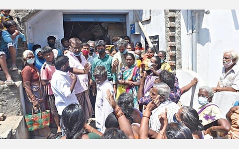 பயோமெட்ரிக் முறையில் சர்வர் பிரச்சினையால் அத்தியாவசியப் பொருட்கள் வழங்காததை கண்டித்து, சேலம் அம்மாப்பேட்டை கார்பெட் தெருவில் உள்ள ரேஷன் கடையை முற்றுகையிட்ட பொதுமக்கள். படம்: எஸ்.குரு பிரசாத்