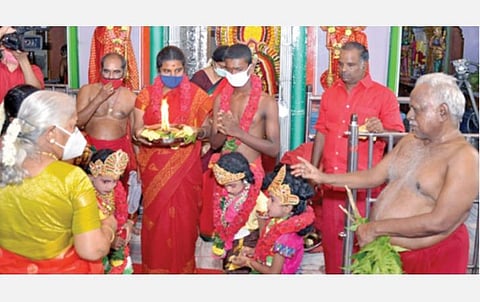 மேல்மருவத்தூரில் நவராத்திரி விழாவை பங்காரு அடிகளார் நேற்று தொடங்கி வைத்தார்.