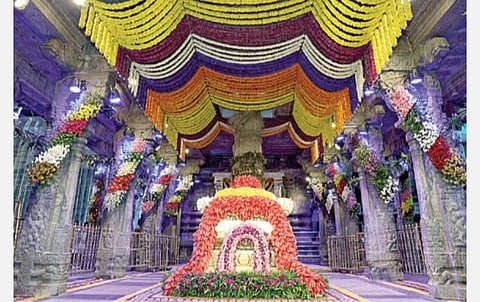 திருப்பதி ஏழுமலையான் கோயில் நவராத்திரி பிரம்மோற்சவ விழாவையொட்டி கோயில் முழுவதும் வண்ண மலர்களால் அலங்கரிக்கப்பட்டுள்ளது.