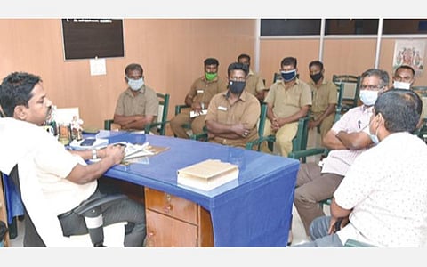 மதுரையில் இணைப் போக்குவரத்து ஆணையர் தலைமையில் நடந்த ஆலோசனைக் கூட்டத்தில் பங்கேற்ற ஆட்டோ ஓட்டுநர்கள்.