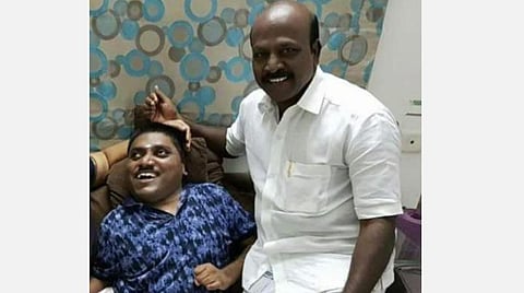 மகன் அன்பழகனுடன் மா.சுப்பிரமணியம் | கோப்புப் படம்.