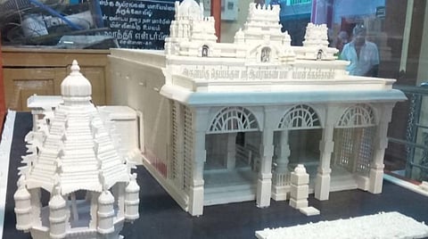 அருப்புக்கோட்டை ஆயிரங்கண் மாரியம்மன் கோயில் 100-வது ஆண்டு விழாவை முன்னிட்டு வைக்கப்பட்ட நெட்டித் தண்டில் தயாரிக்கப்பட்ட மாதிரி வடிவம்