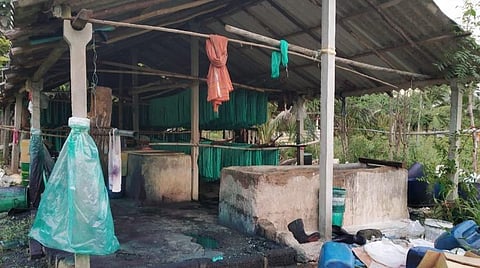 கோவை மாதம்பட்டி அருகே நொய்யல் ஆற்றங்கரையோரம் செயல்பட்டு வந்த சாயப்பட்டறை.