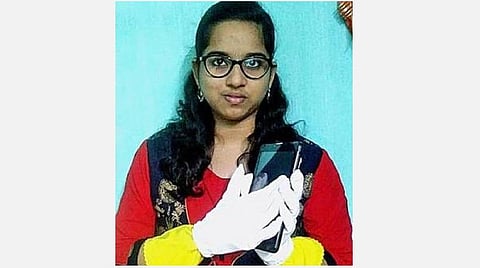 ஆட்டோ சானிடைசர் கையுறைகளுடன் ஹேமாஞ்சனி.