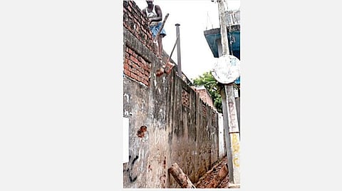 பம்மல், நாகல்கேணி பூம்புகார் நகரில் குடியிருப்பு பகுதியில் மக்களை அச்சுறுத்தி வந்த தொழிற்சாலையின் சுற்றுச்சுவரை இடிக்கும் பணி நேற்று தொடங்கியது. படம்: எம்.முத்துகணேஷ்