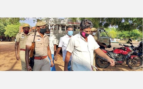 தட்டார்மடம் இளைஞர் கொலை வழக்கில் கைது செய்யப்பட்ட திருமணவேல், பேச்சி, கருப்பசாமி ஆகிய 3 பேரையும் கோவில்பட்டி குற்றவியல் நடுவர் நீதிமன்றத்தில் ஆஜர்படுத்துவதற்காக போலீஸார் அழைத்து வந்தனர்.