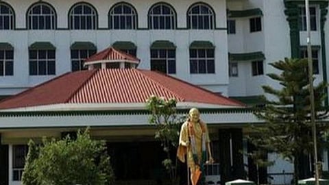 பதிவுத்துறையில் பெரும்பாலான வேலைகள் மேஜைக்கு கீழ் தான் நடைபெறுகின்றன: உயர் நீதிமன்றம்