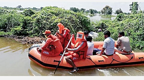 வட கர்நாடகாவில் பெய்துவரும் கனமழையால் கலபுரகி, யாதகிரி, ராய்ச்சூர், விஜயாப்புரா ஆகிய 4 மாவட்டங்களில் வெள்ளப்பெருக்கு ஏற்பட்டுள்ளது. வெள்ளத்தில் சிக்கியவர்களை நேற்று ரப்பர் படகு மூலம் பத்திரமாக மீட்டுச் செல்லும் தேசிய பேரிடர் மீட்புக் குழுவினர்.