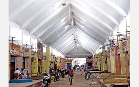 சென்னை கோயம்பேட்டில் காய்கறி சந்தையை புதுப்பிக்கும் பணிகள் முடிவடைந்து திறப்பதற்காக காத்திருக்கிறது. படம் : ம.பிரபு