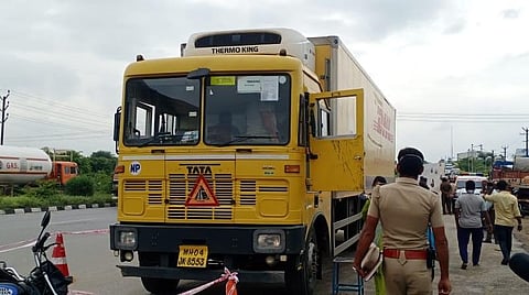 சூளகிரி அருகே தேசிய நெடுஞ்சாலையில் லாரி ஓட்டுநர்களைத் தாக்கி பல கோடி ரூபாய் மதிப்பிலான செல்போன்கள் திருட்டு.
