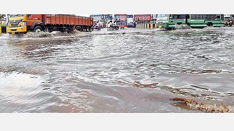 கோவை நஞ்சப்பா சாலை பார்க் கேட் சிக்னல் அருகே குளம் போல தேங்கிய மழைநீர். படம்:ஜெ.மனோகரன்.