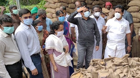 நெல் கொள்முதல் நிலையத்தில் ஆய்வு மேற்கொள்ளும் அமைச்சர் காமராஜ்.