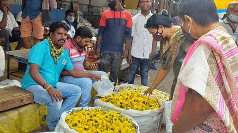 ஓசூர் சந்தையில் ஆயுத பூஜையை முன்னிட்டு மலர்களின் விலை இரண்டு மடங்கு உயர்வு