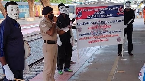 கரோனா தடுப்பு குறித்து மதுரையில் நாடகம் மூலம் விழிப்புணர்வை ஏற்படுத்திய ரயில்வே பாதுகாப்புப் படையினர்