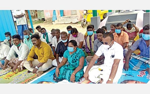 ஊராட்சி நிர்வாகத்தில் தனக்கு உரிய மரியாதை அளிப்பதில்லை எனக் கூறி துணைத் தலைவர், உறுப்பினர் உள்ளிட்டோரைக் கண்டித்து, திருச்சி பெருகமணியில் நேற்று தனது ஆதரவாளர்களுடன் உண்ணாவிரத போராட்டத்தில் ஈடுபட்ட பெருகமணி ஊராட்சி மன்றத் தலைவர் கிருத்திகா.