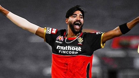 ஆர்சிபி அணியின் நட்சத்திர நாயகன், ஆட்டநாயன் விருது வென்ற முகமது சிராஜ் : படம் உதவி ட்விட்டர்