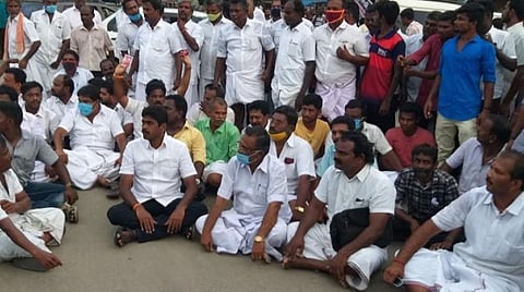 விளாத்திகுளத்தில் கட்சிக் கொடியேற்றுவதில் போட்டி: 2 எம்எல்ஏ.க்கள் உள்ளிட்ட 354 பேர் மீது வழக்கு